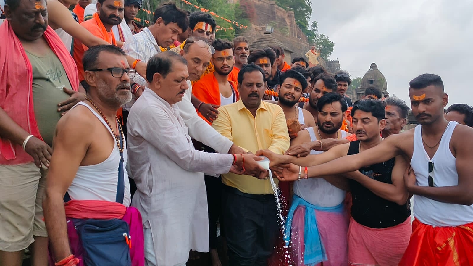21 वर्षों से महेश्वर से धारेश्वर निकाली जा रही  धुआंधार कावड़ यात्रा का शुभारंभ महेश्वर में हुआ
