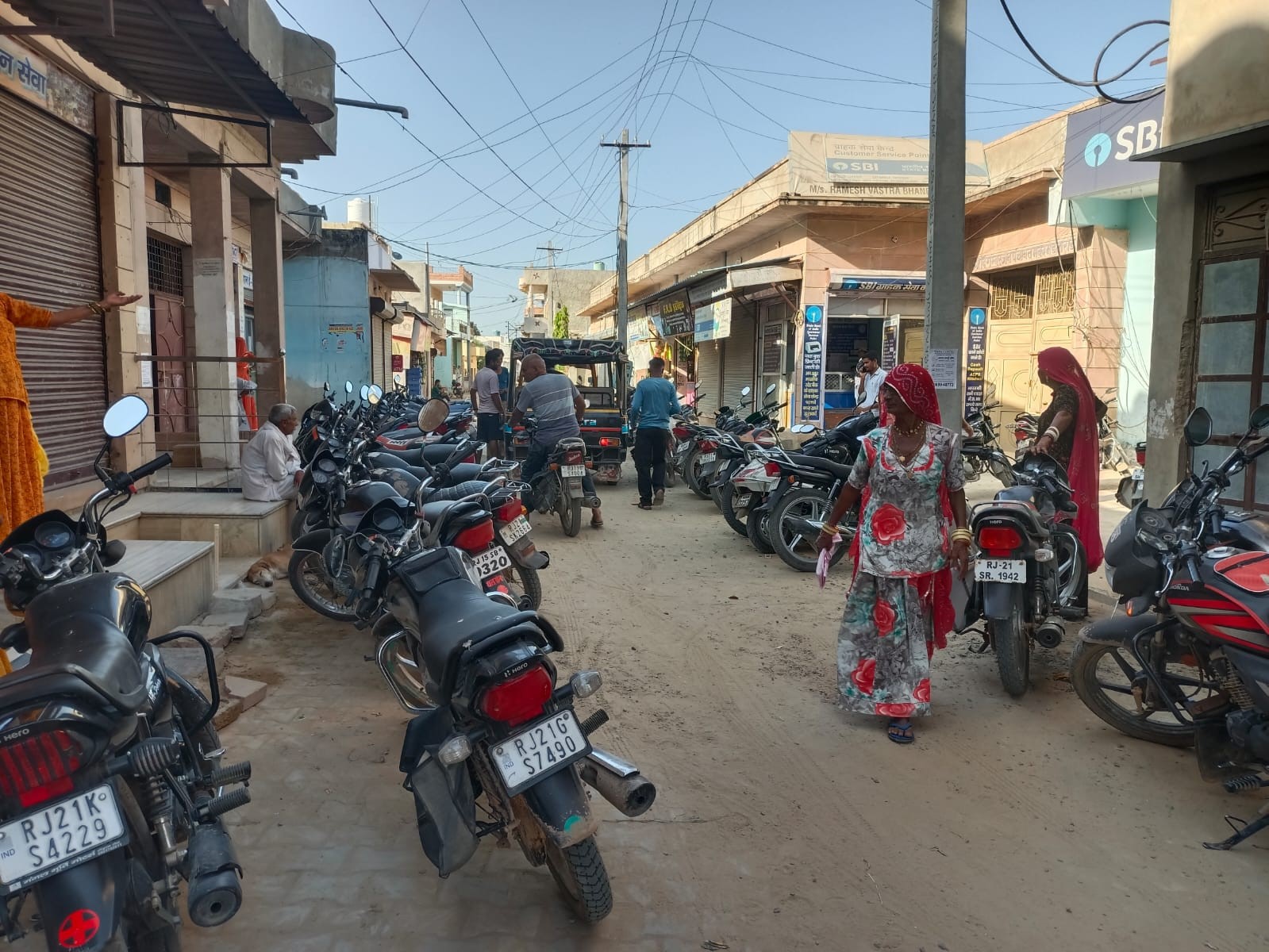 बेतरतीब खड़े वाहनों के कारण बार-बार लगता जाम