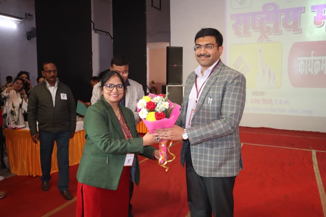 स्वस्थ लोकतंत्र के लिए मतदान में सभी की सहभागिता आवश्यक :- डीएम मनीष बंसल