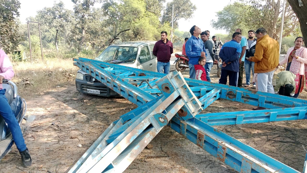 कटनी में ट्रक से गिरा लोहे का पोल