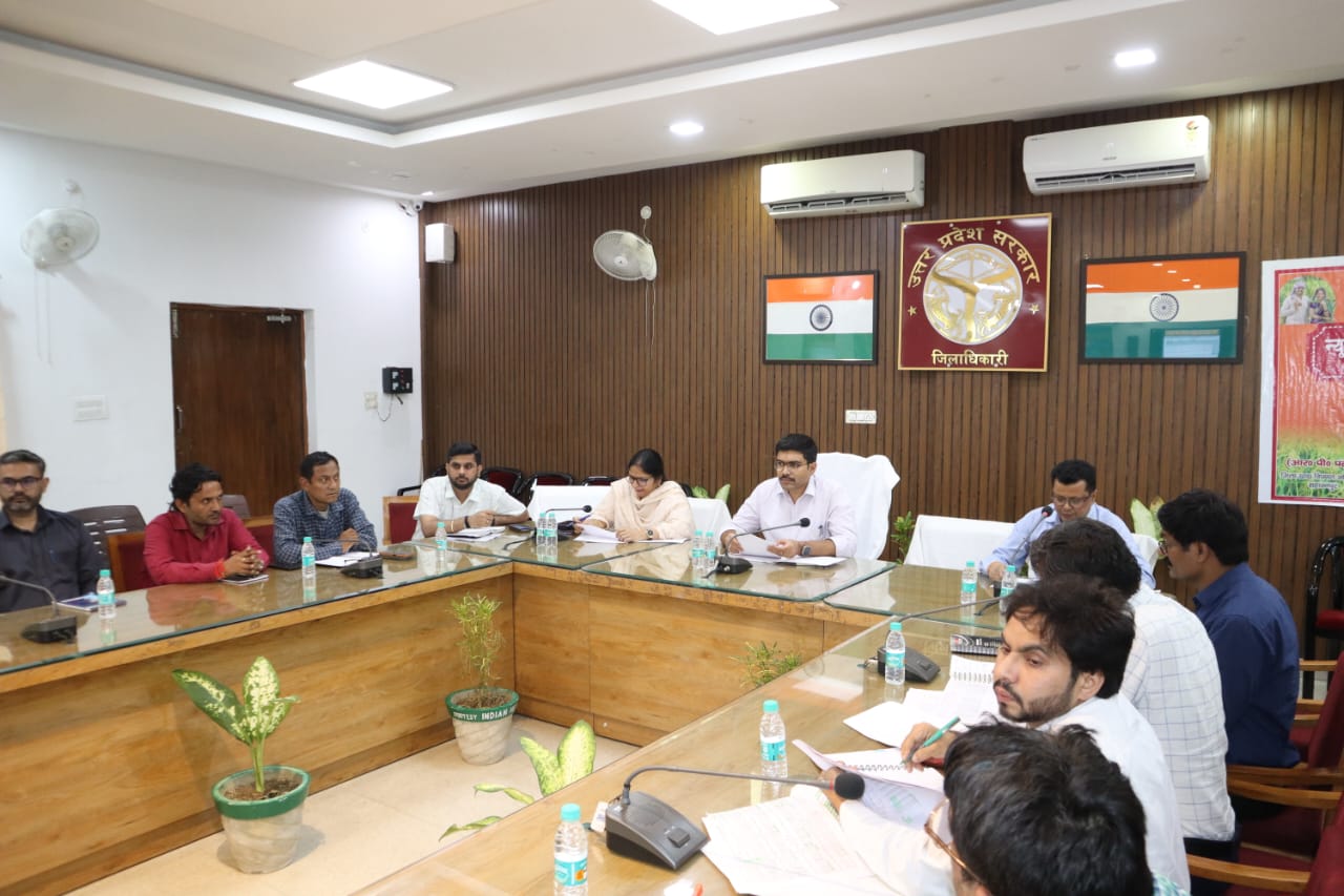 जिलाधिकारी ने धान क्रय केंद्र प्रभारियों को किया सचेत