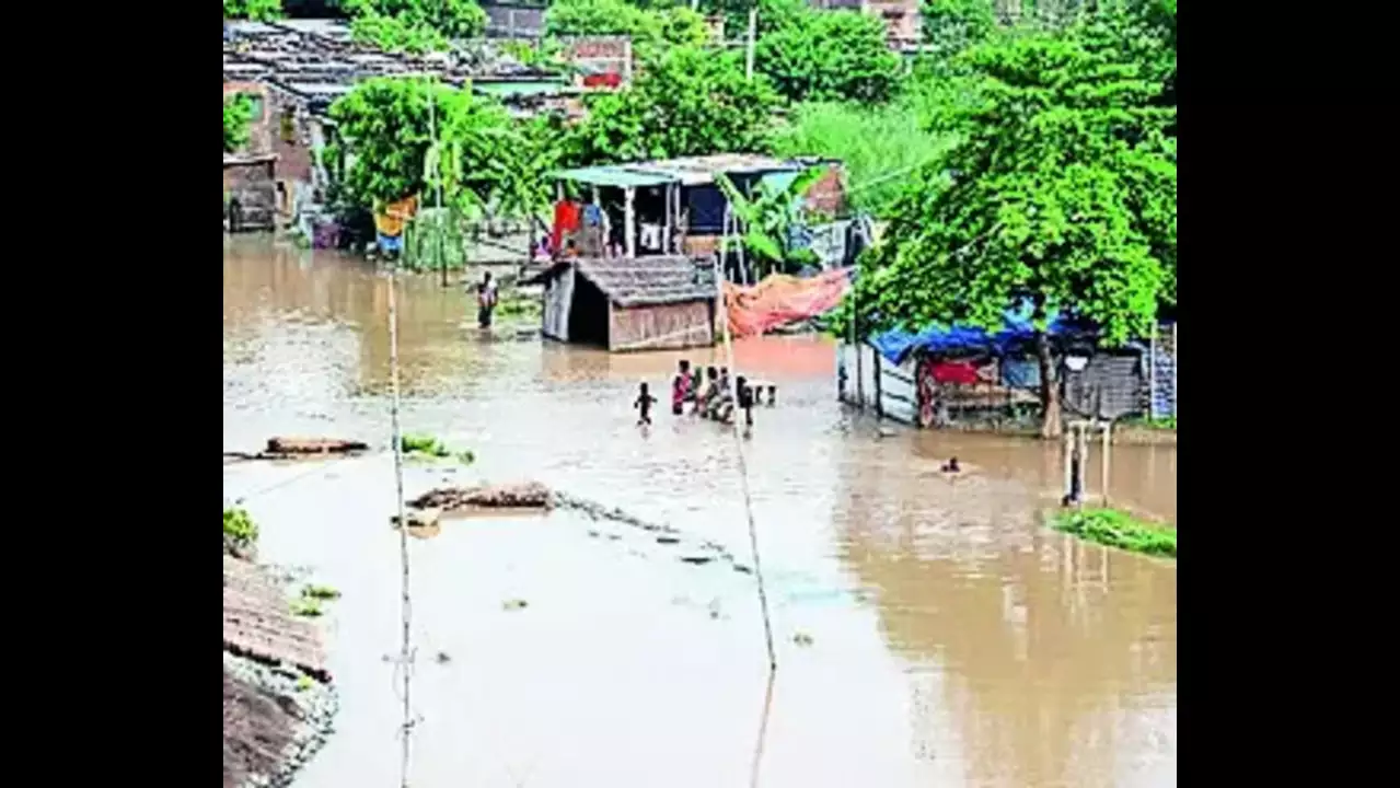 भूख से तड़प रहे बहलोलपुर दियारा के बाढ़पीड़ित