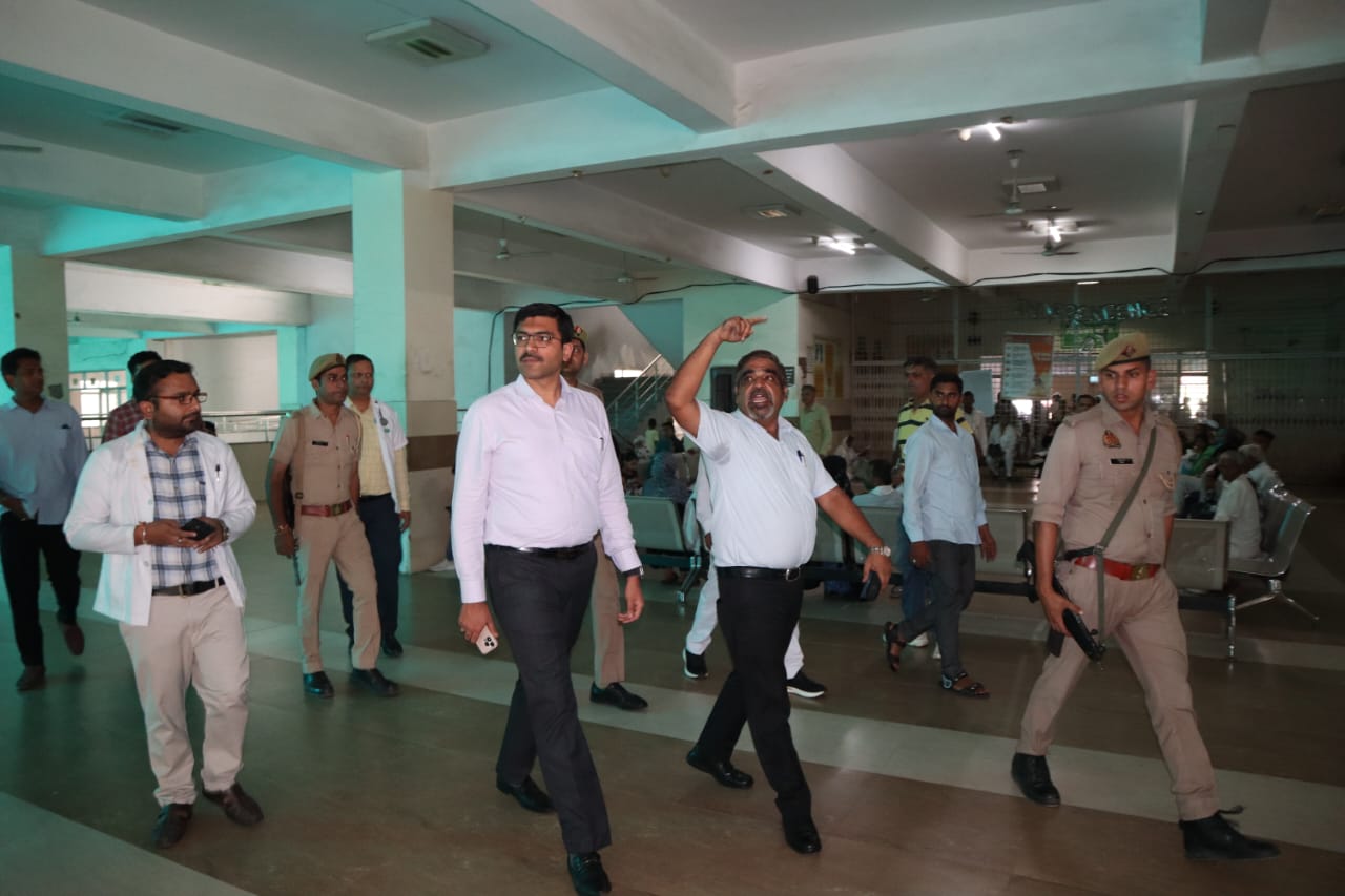 जिलाधिकारी ने किया राजकीय मेडिकल कॉलेज का किया भ्रमण
