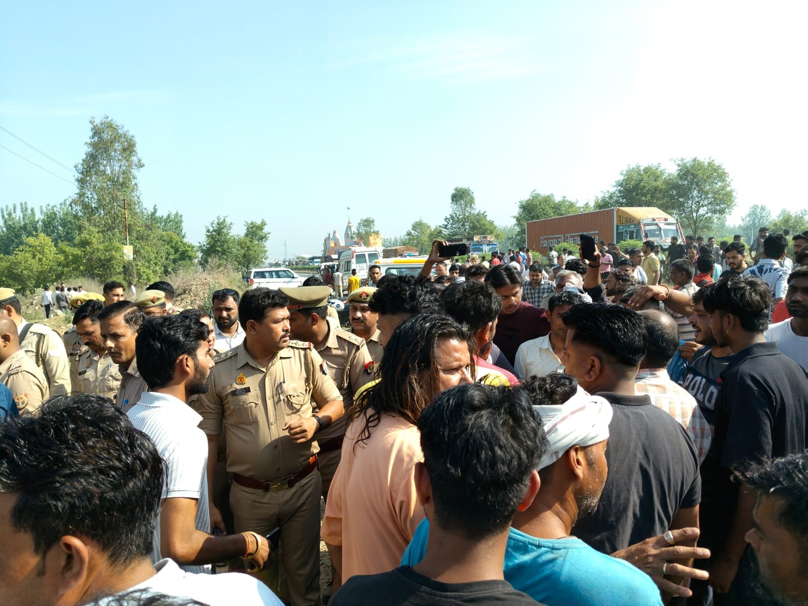 देवबंद कोतवाली क्षेत्र के जड़ौदा जट्ट गांव में चल रही लाइसेंसी पटाखे की फैक्ट्री में हुआ जबरदस्त विस्फोट, तीन लोगों की हुई मौत