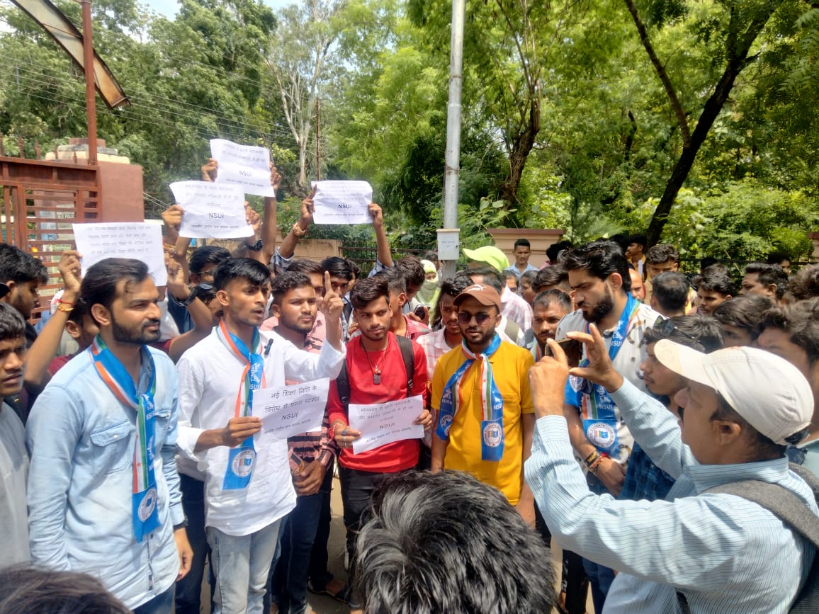 NSUI protested in Barwani and warned the college administration
