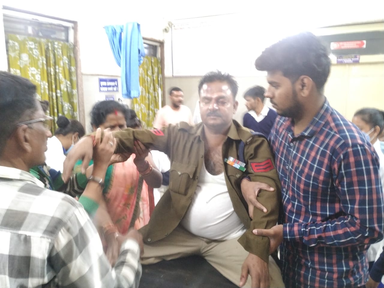 केश लेकर जा रहा है एसबीआई का वाहन अनियंत्रित होकर पलटा