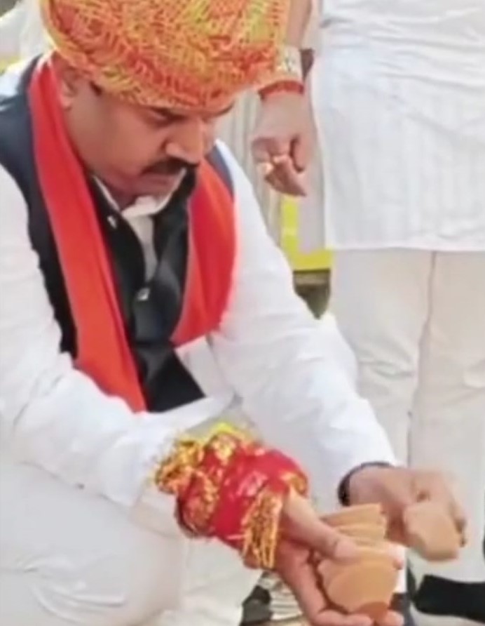 सड़क पर पैदल निकले सांसद