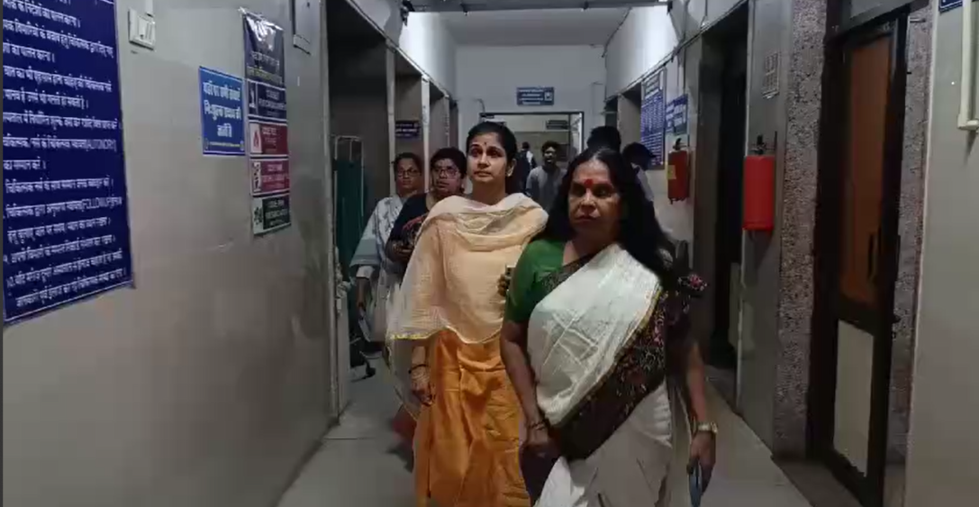 Doctor Sudha Malaiya reached to meet the accident patients in firecracker factory