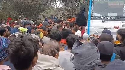 बाइक सवार दो युवकों को डंफर ने कुचला