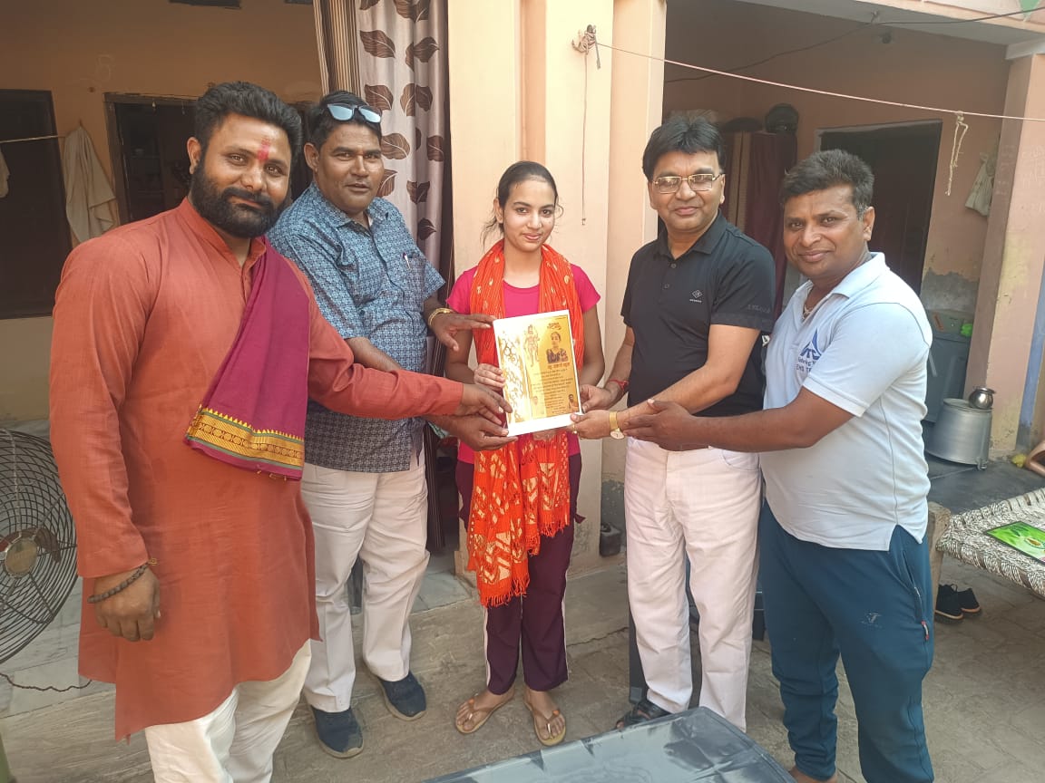 सहारनपुर में प्रथम स्थान प्राप्त करने वाली छात्रा यशवी कुश शर्मा को किया गया सम्मानित 