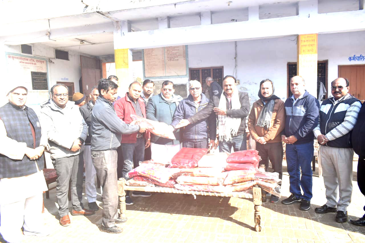 मानव कल्याण मंच द्वारा कर्मचारियों व सेवादारों तथा निर्धन व असहायों को कंबल वितरित किए गए
