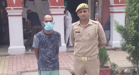 पुलिस टीम ने वारंटी अभियुक्त को किया गिरफ्तार 