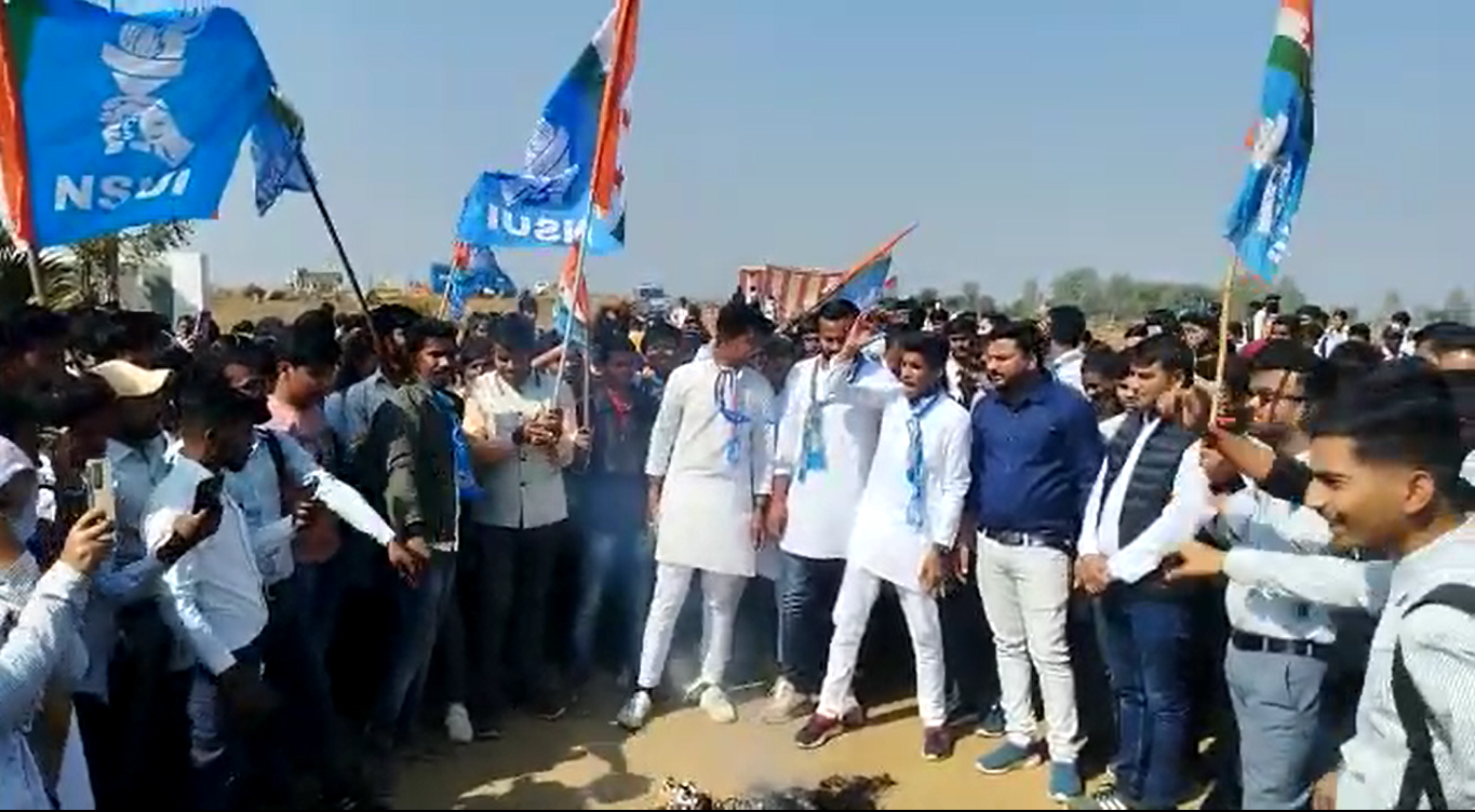 नएसयूआई ने किया विश्वविद्यालय का घेराव