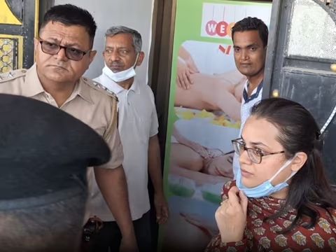 IAS टीना डाबी बनीं ने अचानक तुड़वाया दुकान का दरवाजा