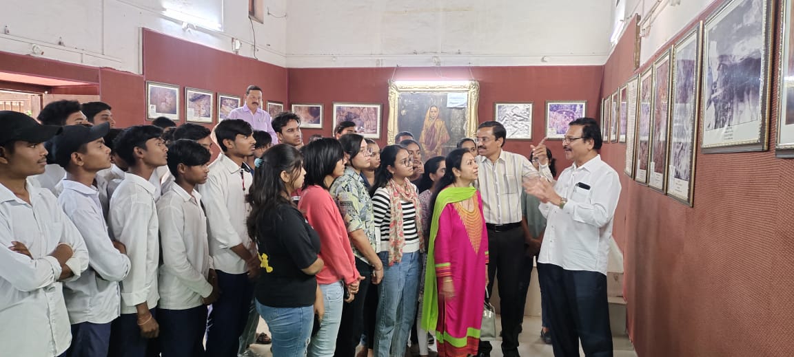 भीमबेटका के शैल चित्रों पर आधारित छाया चित्र प्रदर्शनी शुरू