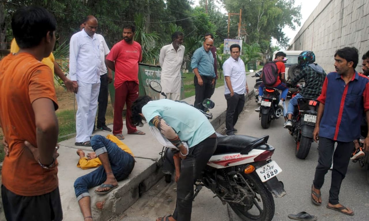 स्टेट हाईवे पर तहसीलदार की गाड़ी की चपेट में आकर बाइक सवार दो युवक हुए घायल