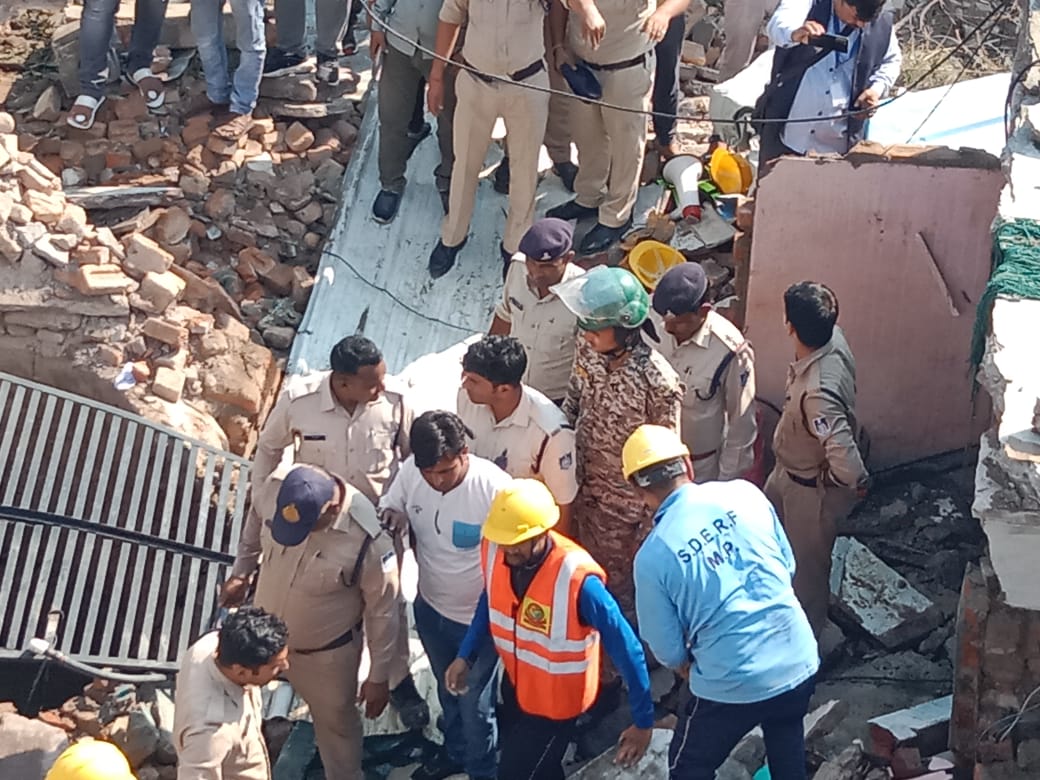 शहर के बीचो-बीच संचालित हो रही अवैध पटाखा फैक्ट्री में हुआ धमाका