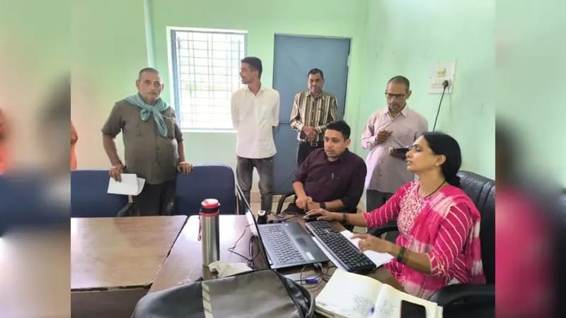 अनुपपुर कलेक्टर ने ग्राम परसवार, मौहरी, धिरौल, पटनाकला व सकरा में चल रहे ई-केवायसी व नक्शा तरमीम कार्य का लिया जायजा 