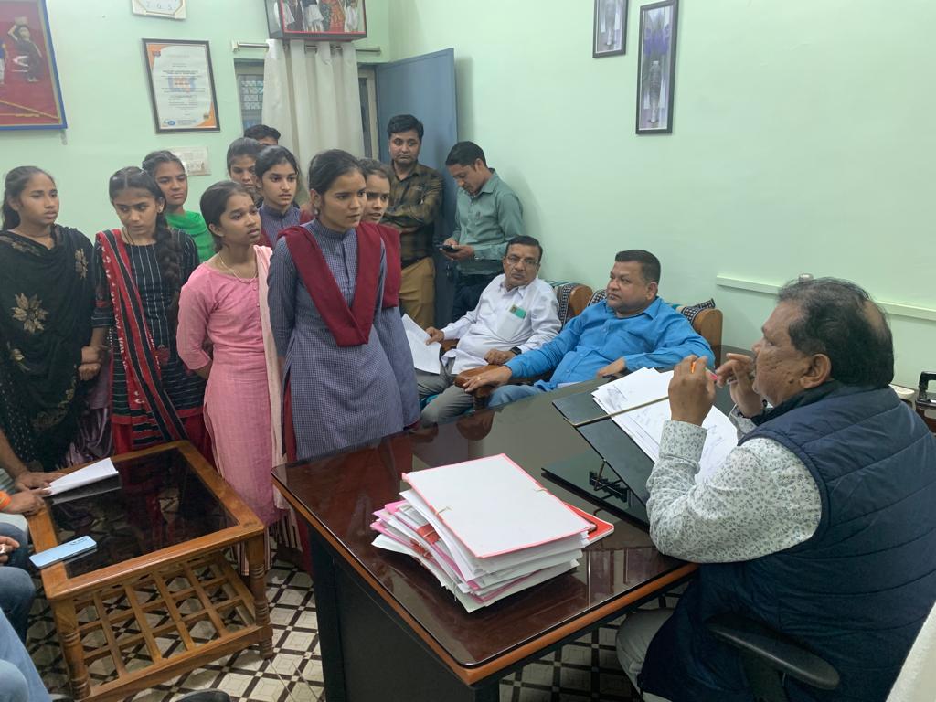 शिक्षा परिस्र छात्राओं ने उठायी आवाज
