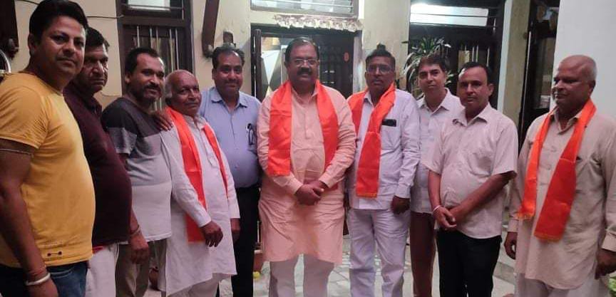 सहारनपुर के चिलकाना में वरिष्ठ समाजसेवी हिमांशु गर्ग के आवास पर पूर्व विधायक व मंत्री संजय गर्ग के साथ सामाजिक और राजनीतिक विषयों पर चर्चा की गई