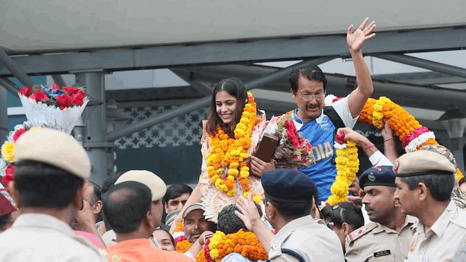 भारत लौटीं मनु भाकर