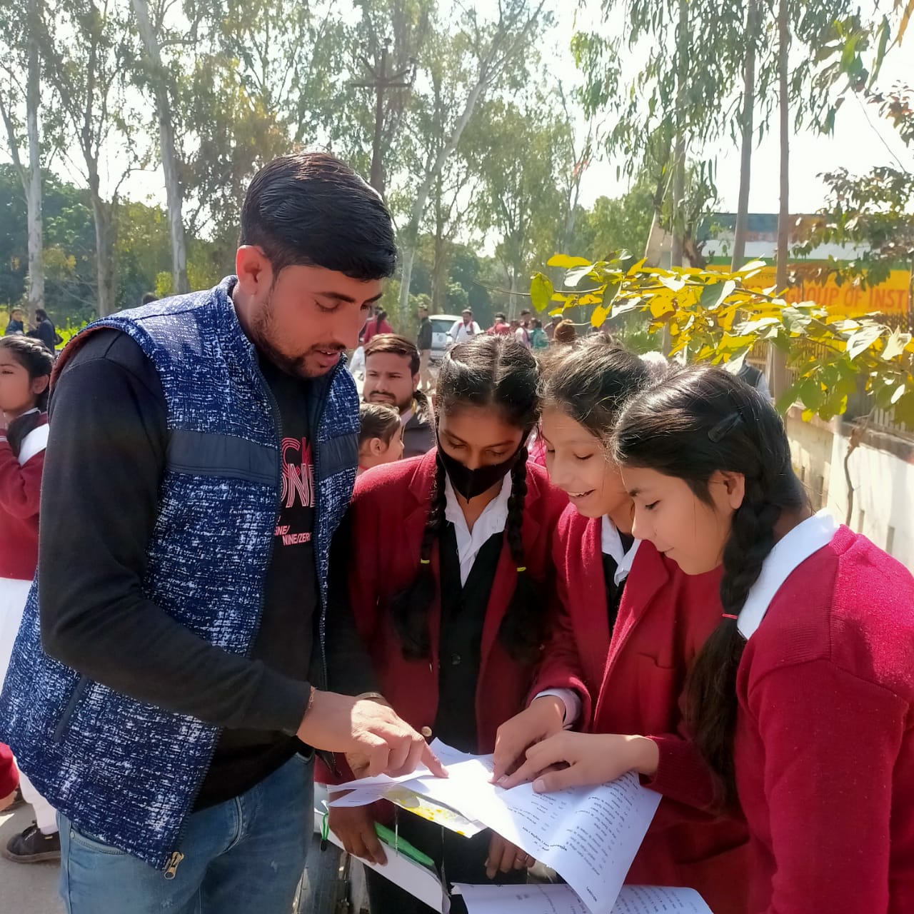 कक्षा 10वीं के छात्र- छात्राएं बोर्ड परीक्षा देकर जब सेंटर से बाहर निकले तब विद्यालय के अध्यापक उनसे मिले और पेपर के बारे में जानकारी प्राप्त की