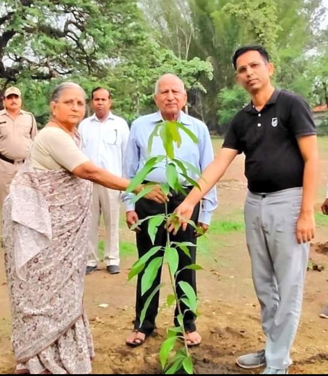 एक पेड़ मां के नाम अभियान अंतर्गत कलेक्टर निवास परिसर में कलेक्टर  ने अपने माता-पिता के साथ आम का पौधा किया रोपित