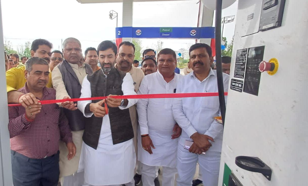 Arya Feeling Service Station in Siddi was inaugurated by Mohit Beniwal by cutting the ribbon.