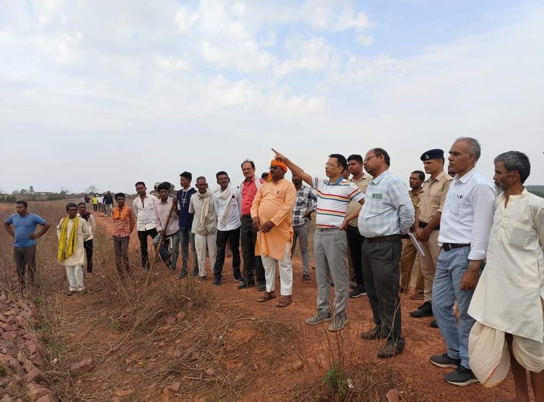 जिले की अंतिम सीमा के छोर पर बसे आदिवासी वनांचल स्थित वनग्राम पहुंचे कलेक्टर