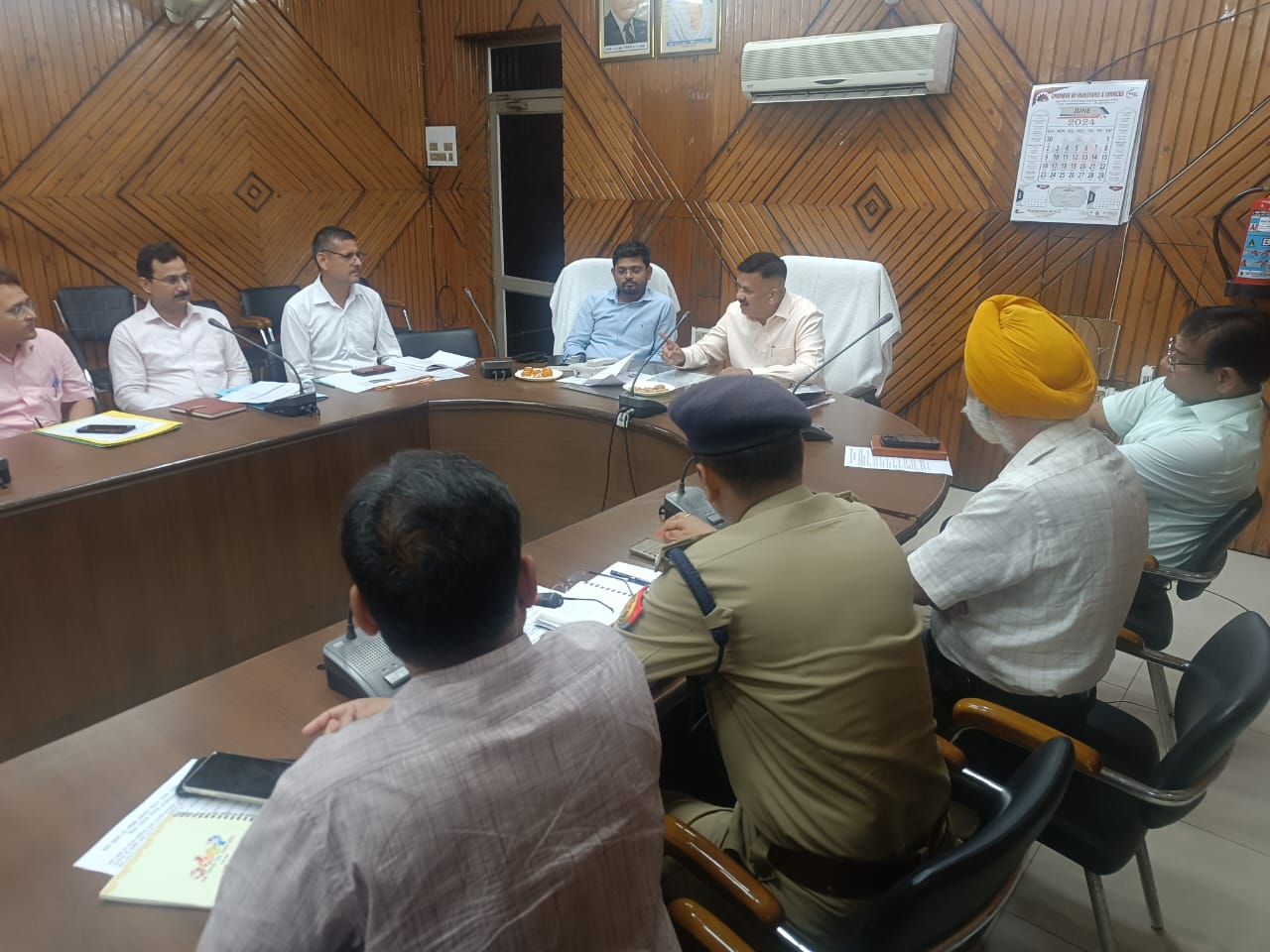 होटलों की रसोई चेक कर साफ-सफाई कराएं सुनिश्चित, लगाए गए जुर्माने की राशि 30 जून तक करें वसूल : डीएम डा.दिनेश चन्द्र