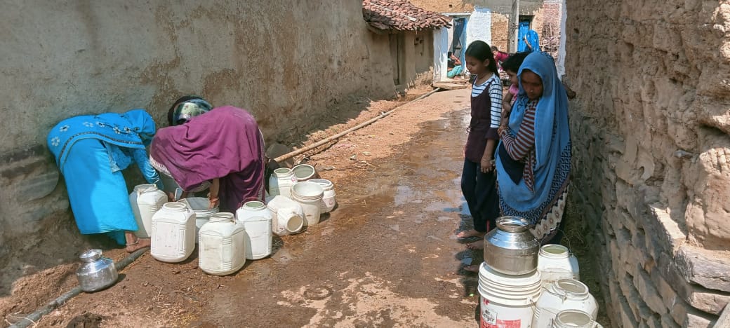 पन्ना के बघवार कला मै महीनों से टूटी पड़ी पाइपलाइन