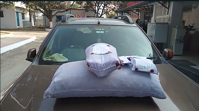 लग्जरी कार में हो रही गांजे की तस्करी