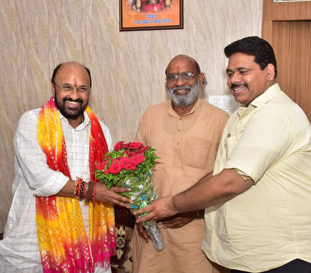 उच्च शिक्षा व जिला प्रभारी मंत्री योगेंद्र उपाध्याय का देवबंद में डॉ पवन संवई के आवास पर पटका पहनाकर व पुष्प गुच्छ भेंटकर स्वागत व अभिनन्दन किया गया