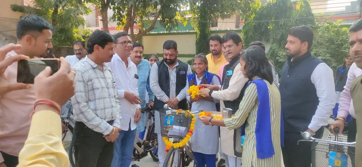 शासकीय महारानी लक्ष्मीबाई कन्या विद्यालय की छात्राओं को मिली नि:शुल्क साइकिल