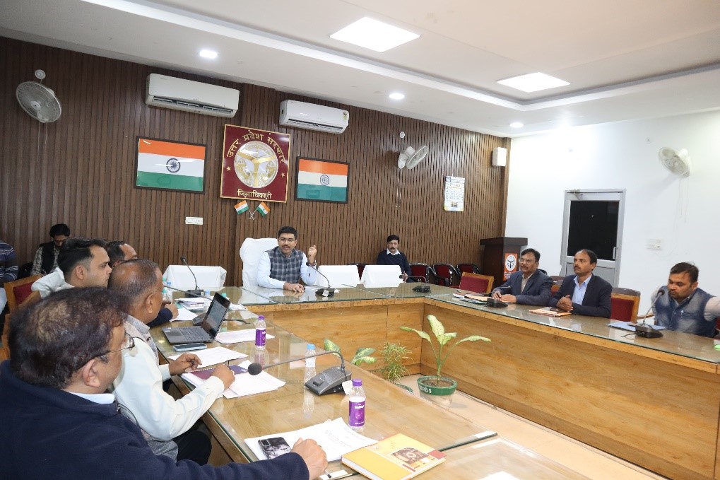 डीएम ने मौके पर ही कराया लंबित पत्रावलियों का निस्तारण,चार घंटे के अंदर 26 लाभार्थियों को दिलाया 1.25 करोड़ से अधिक का ऋण