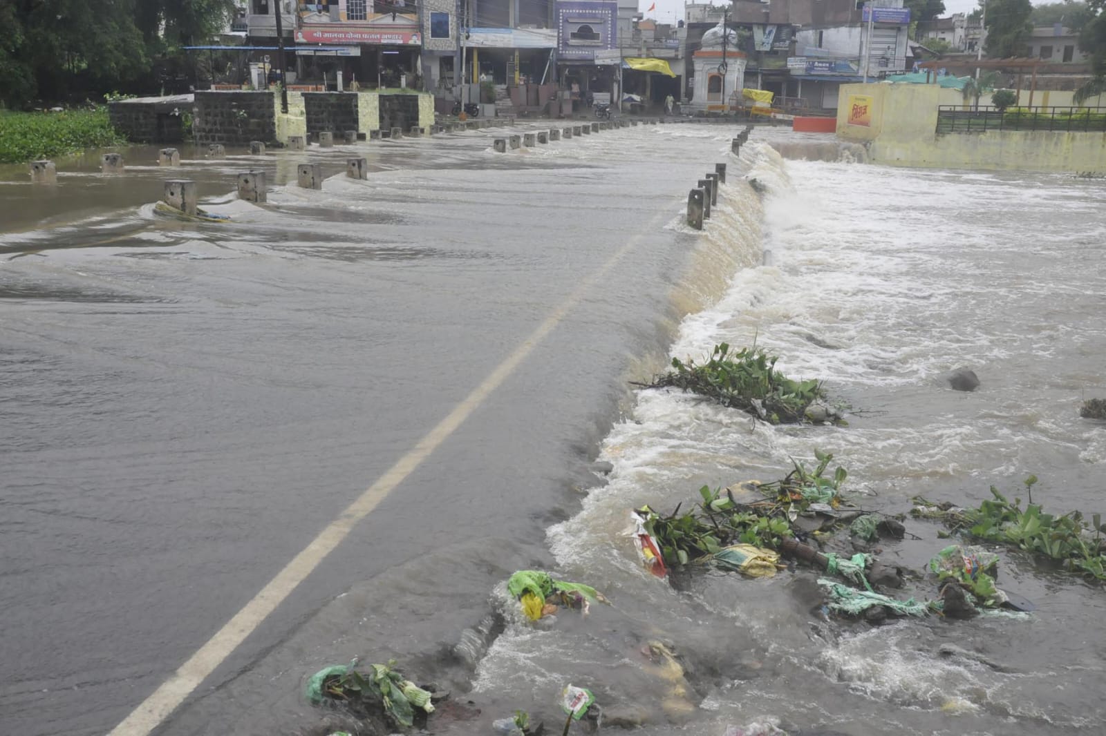 बादलों के लगातार बरसने से लबालब हुए नदी-नाले