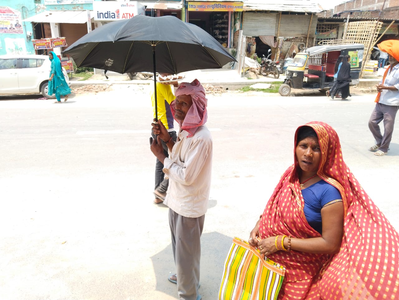 राजनीतिक तापमान के साथ-साथ आसमान से बरस रही आग