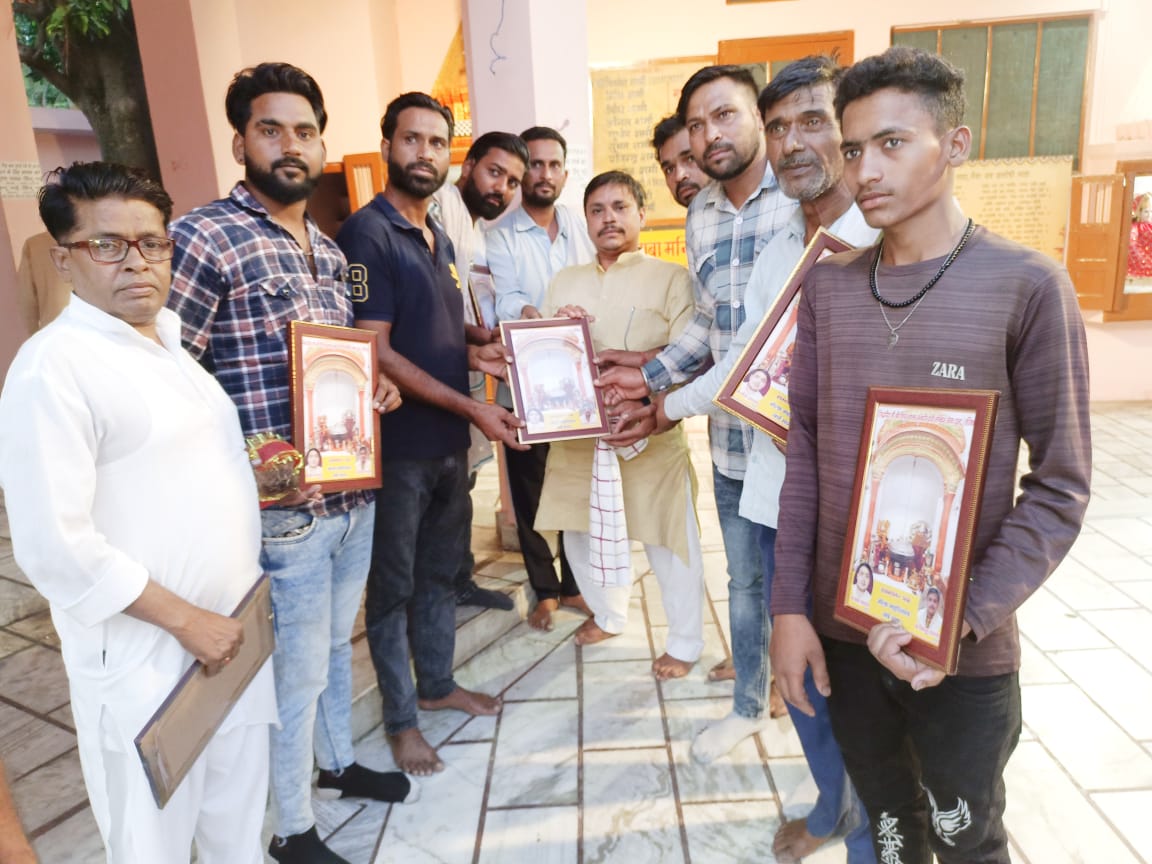 मेले के सेवादारों को भेंट किए गए सम्मान पत्र