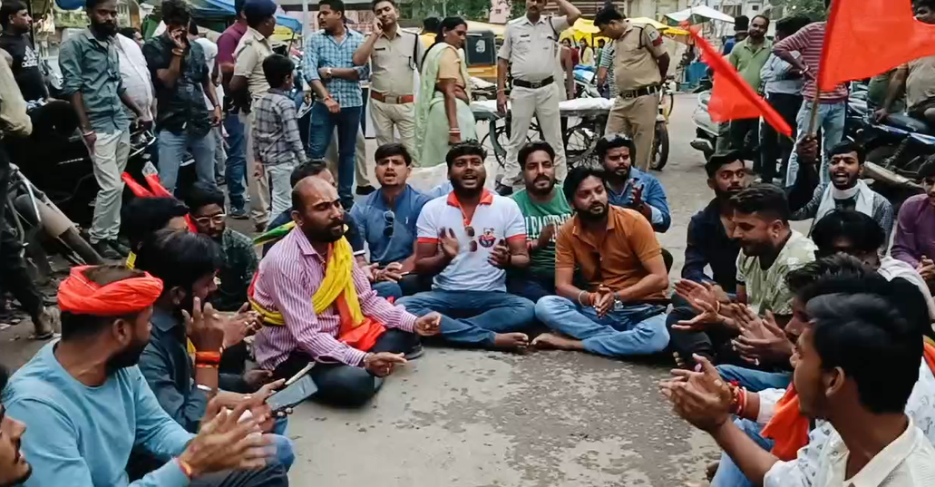 कटनी में शराब दुकान के विरोध में बजरंग दल ने करा प्रदर्शन