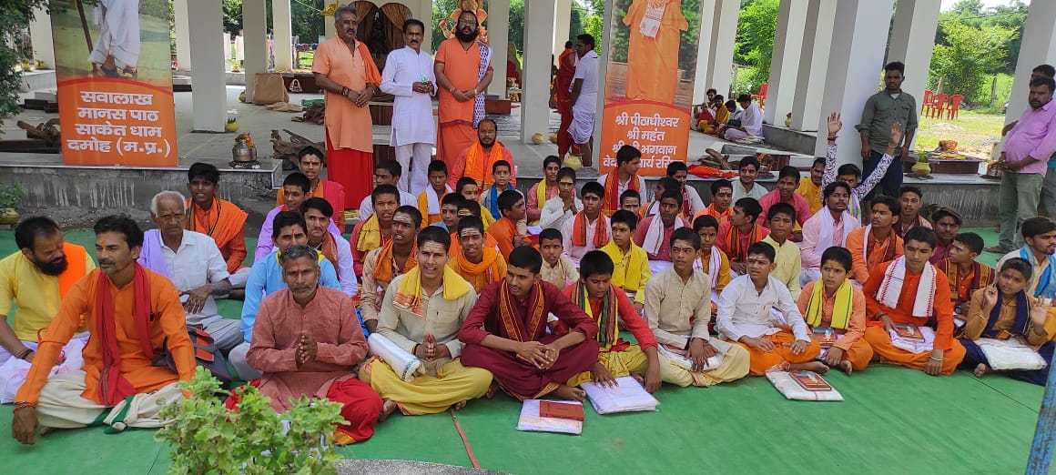 Durva Archana was performed on the third day of Shri Atiganesh Yagna in Damoh