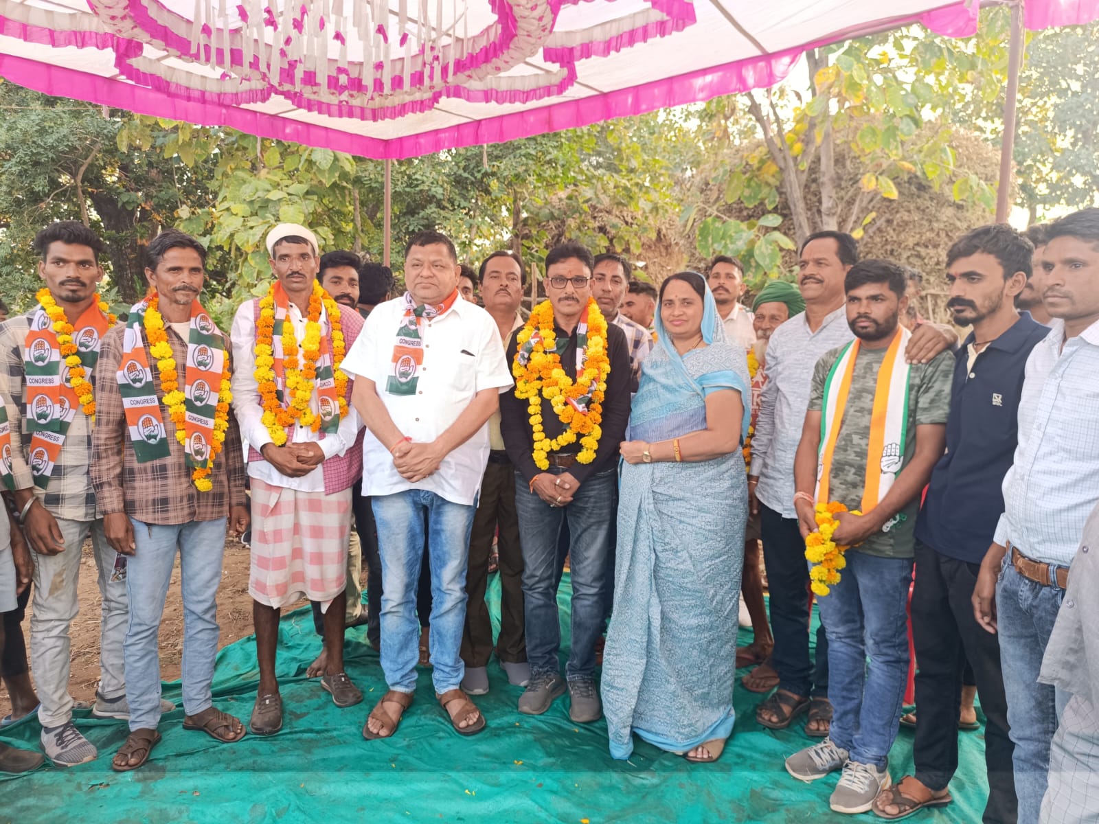 अलीराजपुर के खंडाला में पूर्व विधायक प्रतिनिधि सहित सैकड़ो कार्यकर्ता कांग्रेस में शामिल