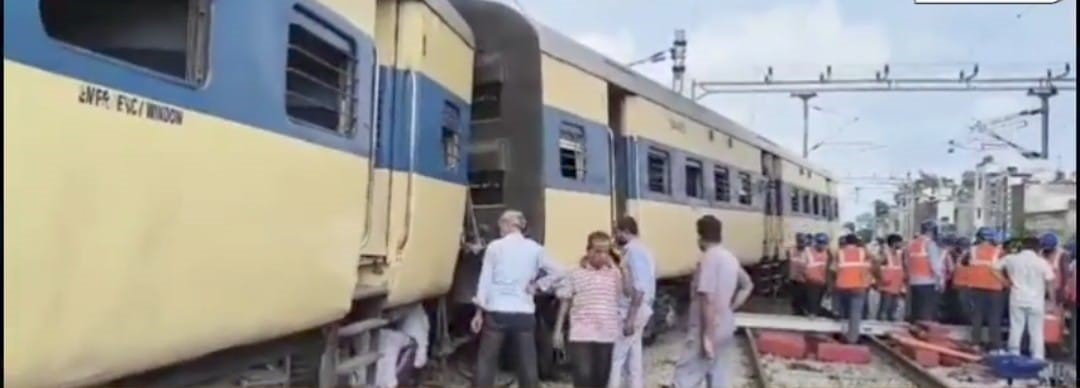 सहारनपुर में शंटिंग के दौरान बेपटरी हुई यात्री गाडी