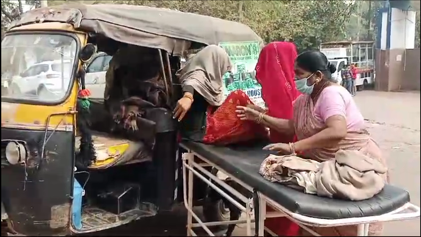 Newborn born in auto in Tongra village of Shivpuri