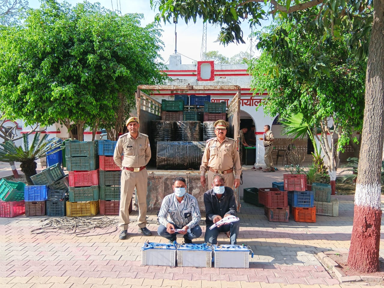 दुकानों के शटर फाडकर चोरी की घटनाओं को अंजाम देने वाले दो शातिर चोरो को पुलिस ने किया गिरफ्तार