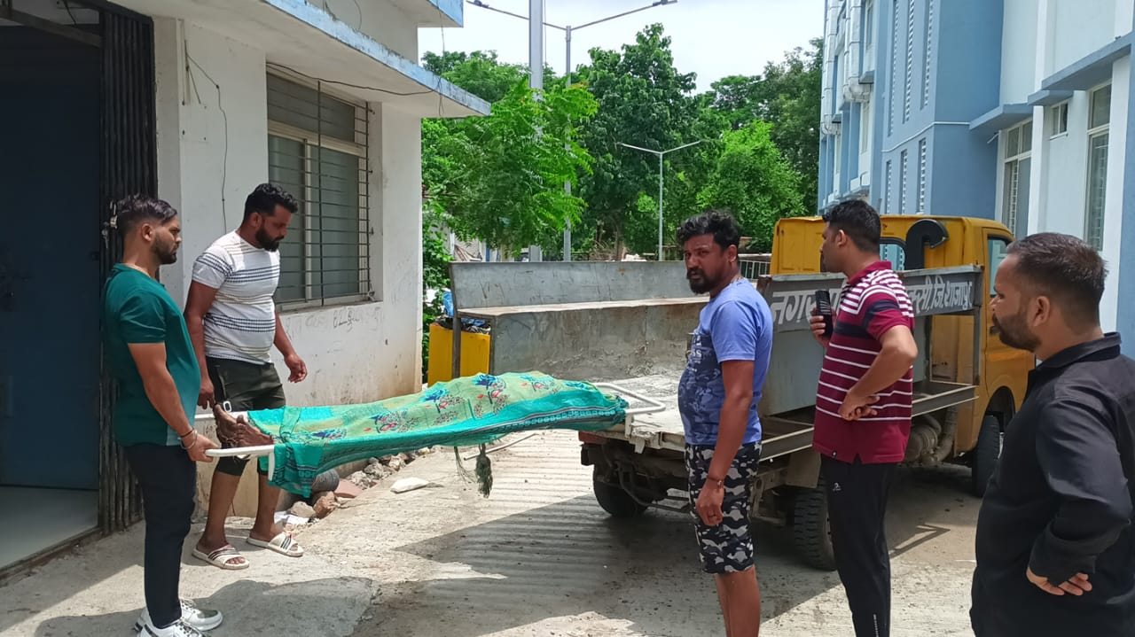 ट्रेन की चपेट में आने से युवक की मौत