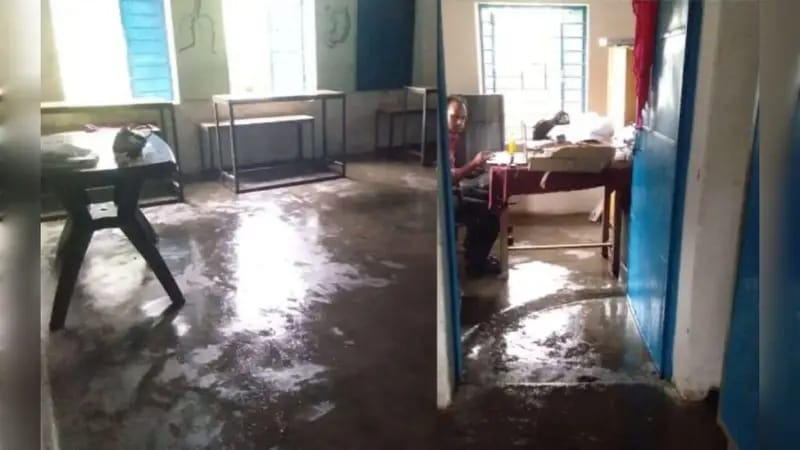 अनूपपुर के बलिया बड़ी में खंडहर स्कूल मे पढ़ने को मजबूर नौनिहाल