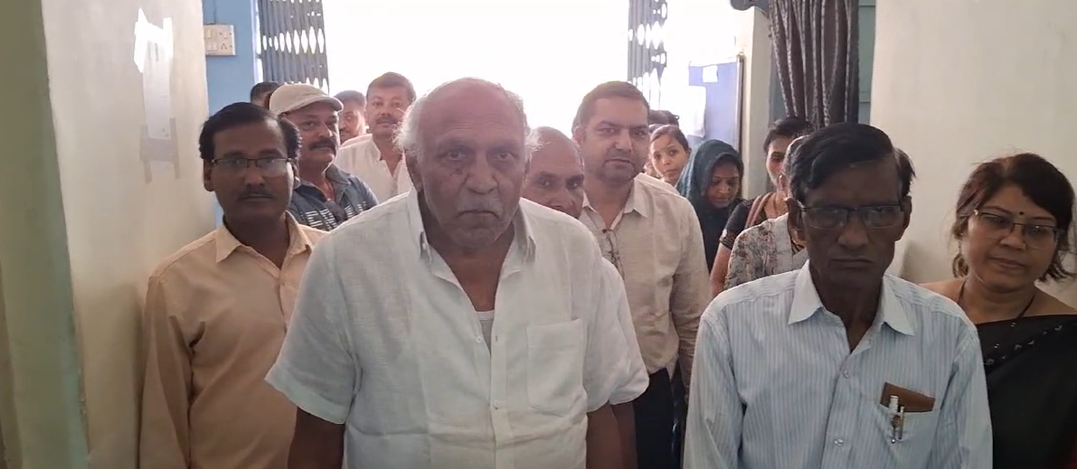 दमोह में श्री दिगंबर जैन पुत्री शाला की छत के साथ हुई तोड़फोड़ और चोरी 