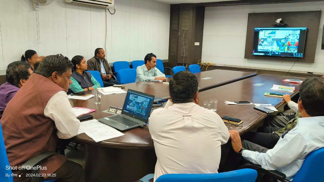इंदौर कमिश्नर द्वारा 29 फरवरी के प्रस्तावित कार्यक्रम के संबंध में वीडियो कॉन्फ्रेंसिंग के माध्यम से ली गई बैठक
