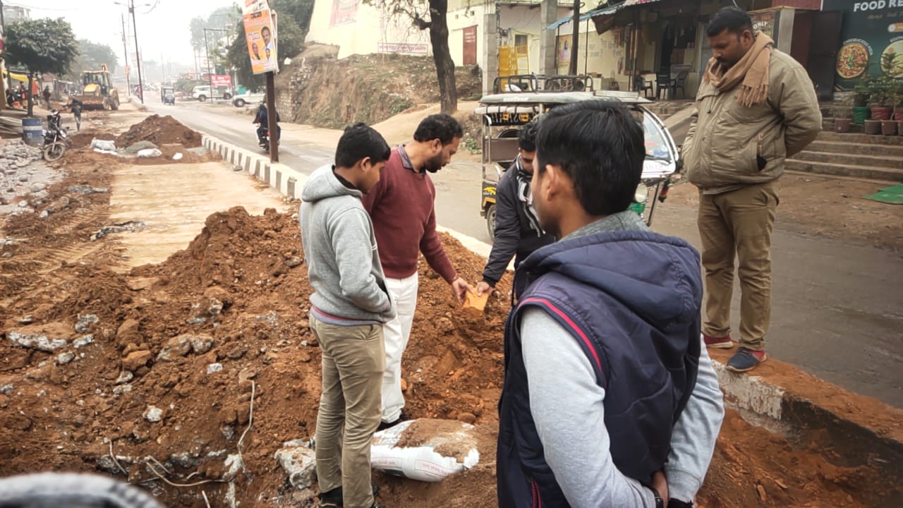 सीवर लाइन अनियमितता पर नाराज सीएमओ ने ठेकेदार और इंजीनियर को लगाई फटकार