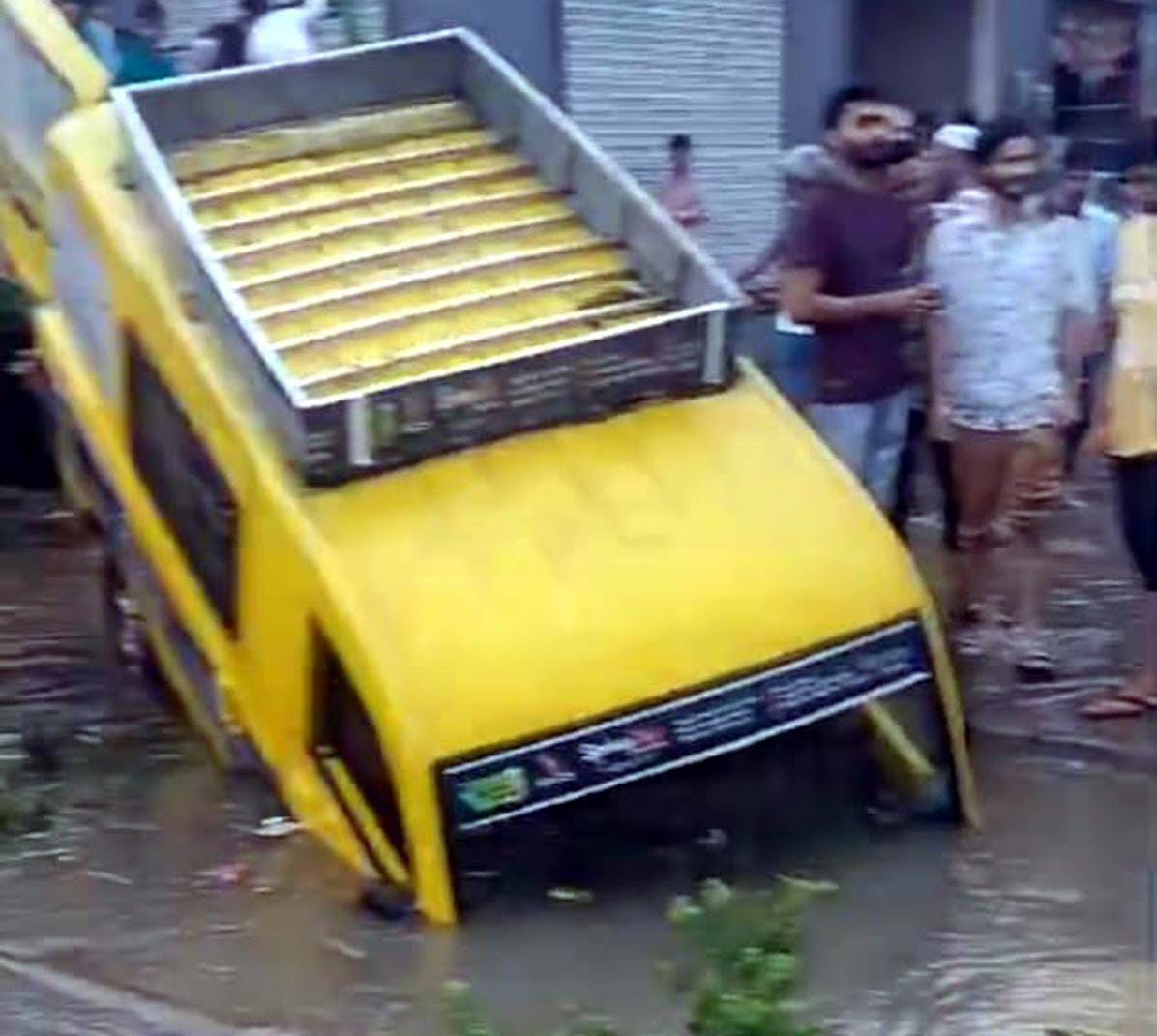 बारिश के चलते हुए जलभराव के कारण विद्याथियों से भरी स्कूल वैन नाले में पलटी, समय रहते विद्यार्थियों को लोगों ने निकाला बाहर